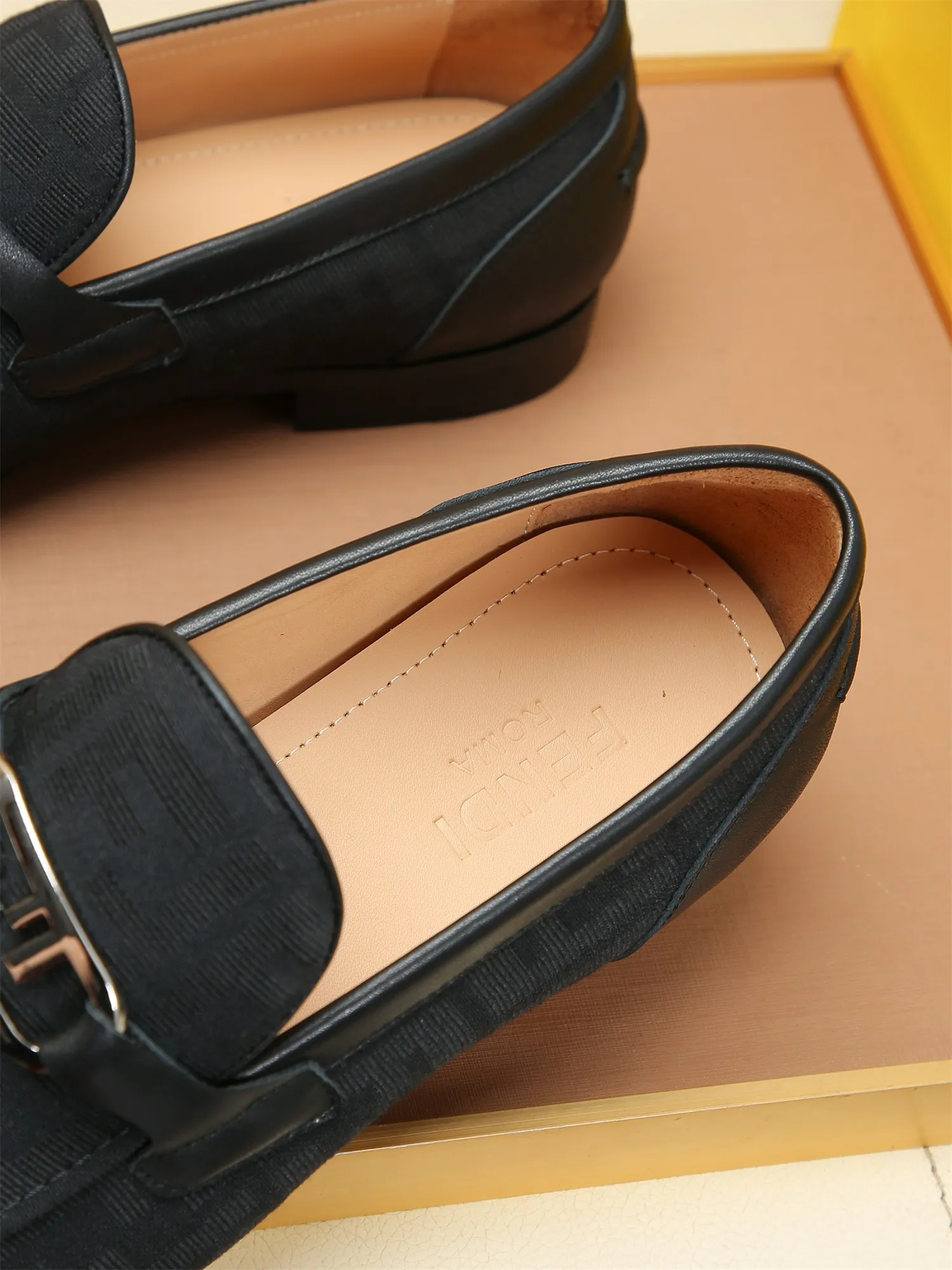 Men's shoes💰460 🕷🕷【FENDI】The latest men's formal leather shoes🇨🇳Classic series not to be missed💯The first layer is made of imported first-layer cowhide☘Original quality, the leather is smooth and delicate🎋Awesome version, perfect streamlined outline🍇Cowhide lining, size 38-44 (customized at 45.46)...